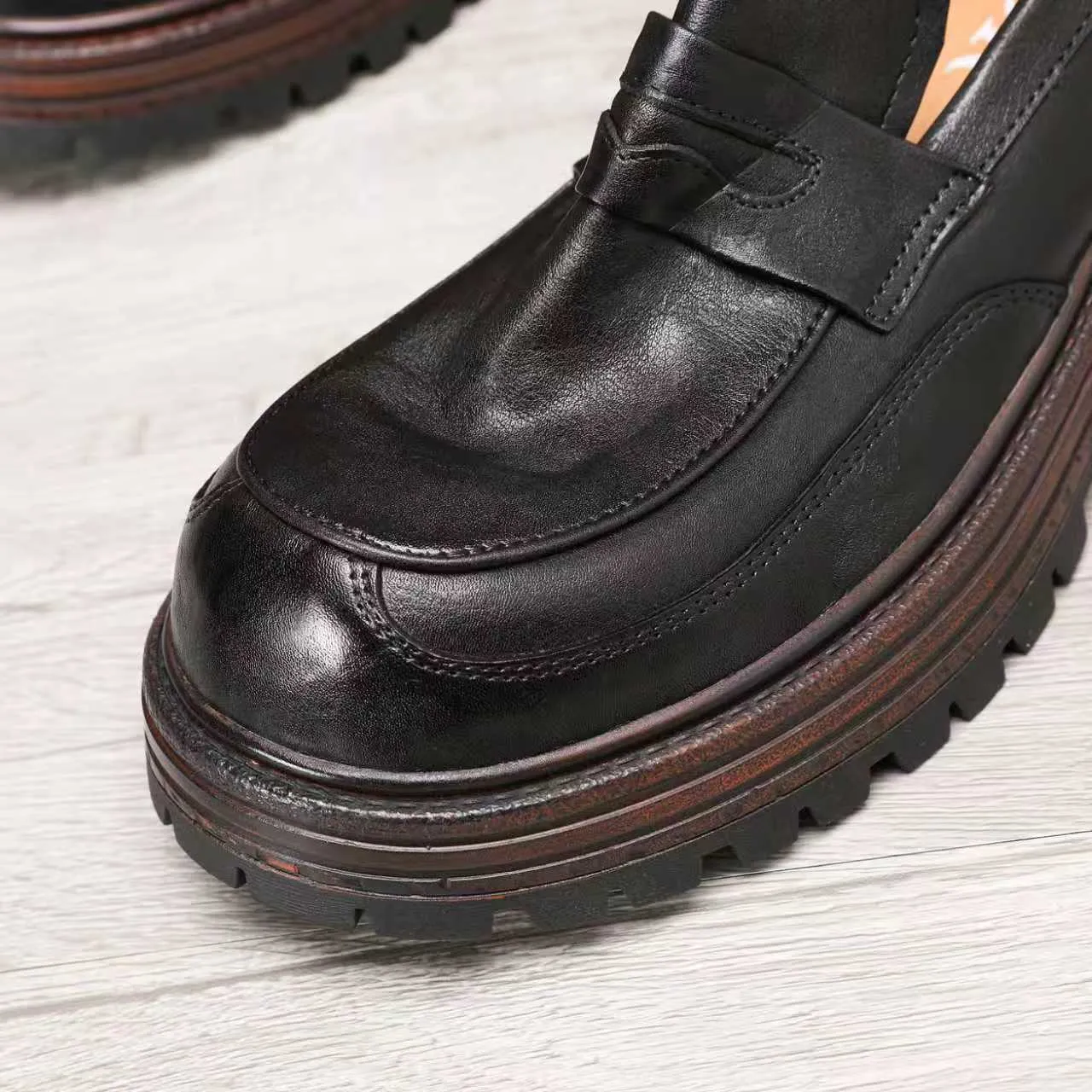 Factory price 540 🕷️🕷️[Dior] Dior's new men's shoes are launched in Hong Kong counters. Official website 1:1 production. Original Italian patented cowhide + water-dyed 🐂 leather lining. Designed by European and American masters. Goodyear craftsmanship, washed cowhide, perfect shape to create counter quality, solid color rubber wear-resistant outsole and classic dazzling toe! Super versatile and very comfortable. High-end without losing taste, fashionable and novel! ! Absolute focus! Colors optional, code number 38-44 (45 customized)